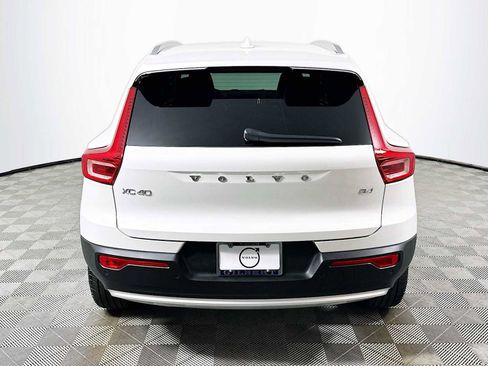 Used 2023 Volvo XC40 B4 Core w/ Convenience Package image 6