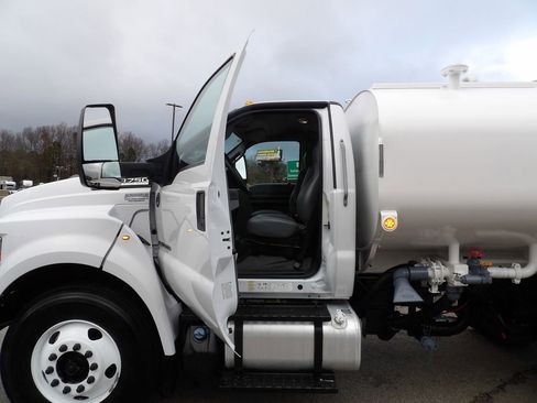 Used 2023 Ford F750 2WD Regular Cab Super Duty image 13