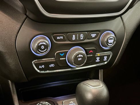 Used 2019 Jeep Cherokee Latitude Plus AWD/4WD image 24