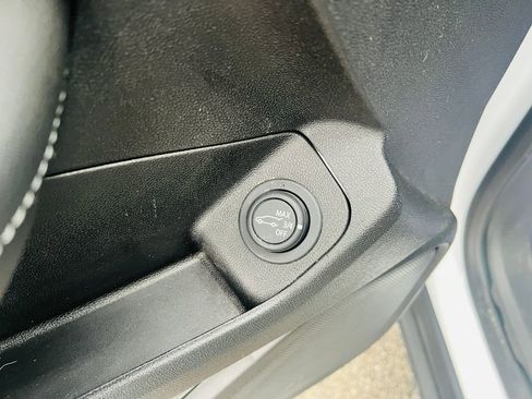 Used 2023 GMC Terrain SLE w/ Driver Convenience Package image 17