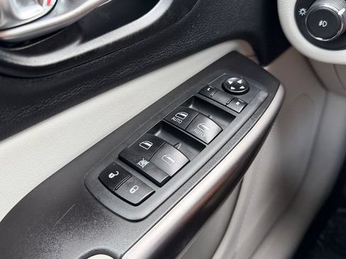 Used 2021 Jeep Cherokee Latitude Plus FWD image 28