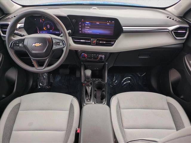 Used 2025 Chevrolet TrailBlazer LT AWD/4WD image 16