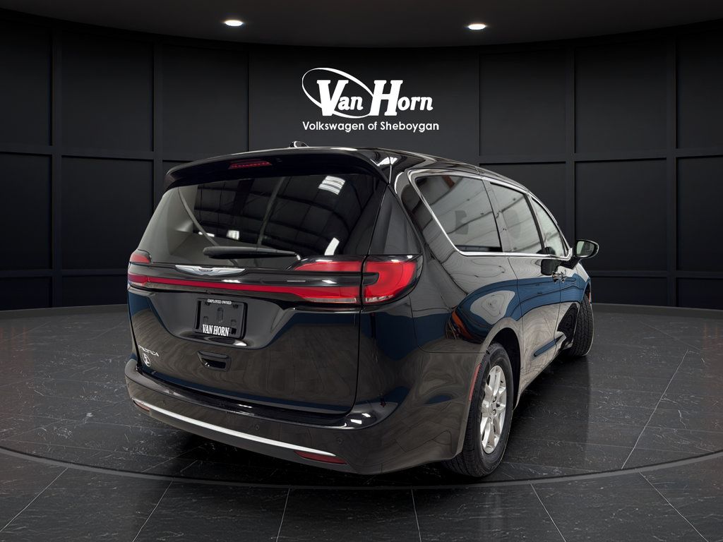 Used 2024 Chrysler Pacifica Touring-L FWD image 7