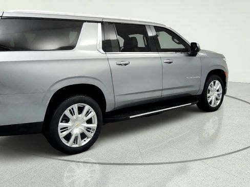 Used 2023 Chevrolet Suburban High Country AWD/4WD image 5