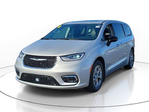 Used 2024 Chrysler Pacifica Limited w/ Uconnect Theater Family Group FWD image 3