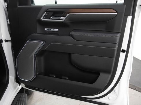 Used 2025 GMC Sierra 1500 Denali w/ Technology Package AWD/4WD image 9