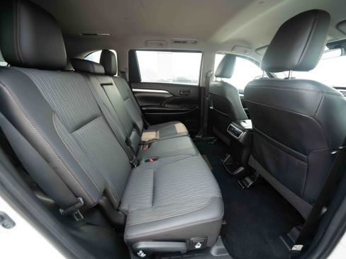 Used 2019 Toyota Highlander Plus AWD/4WD image 25
