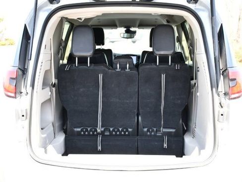 Used 2024 Chrysler Pacifica Touring-L image 25