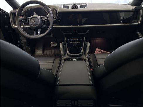 Used 2025 Porsche Cayenne Turbo image 19