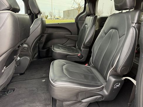 Used 2025 Chrysler Pacifica Limited image 29