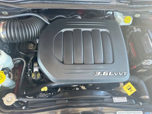Used 2013 Chrysler Town & Country Touring FWD image 31