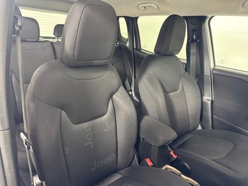 Used 2017 Jeep Renegade Latitude w/ Cold Weather Group image 28