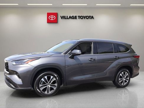 Used 2021 Toyota Highlander XLE FWD image 1
