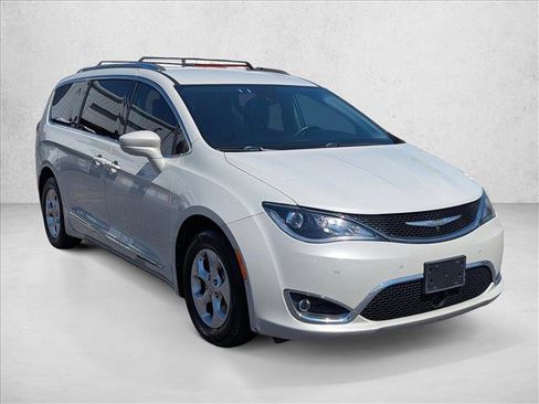 Used 2017 Chrysler Pacifica Touring-L Plus w/ Advanced Safetytec Group FWD image 3