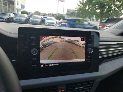 Certified 2025 Volkswagen Jetta SE FWD image 29