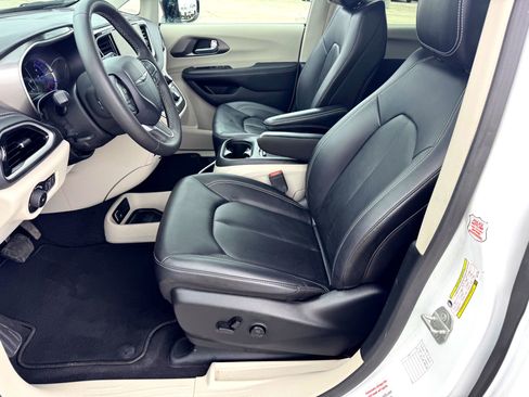 Used 2024 Chrysler Pacifica Select image 13