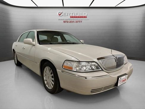 Used 2005 Lincoln Town Car Signature image 3