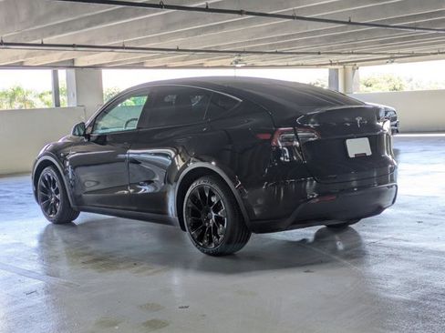 Used 2022 Tesla Model Y Long Range image 8