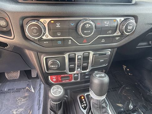 Used 2025 Jeep Wrangler Willys image 32