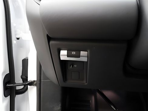 New 2025 Land Rover Defender 90 X-Dynamic SE image 38