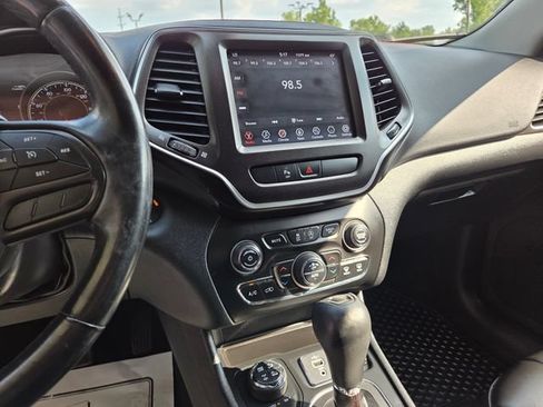 Used 2020 Jeep Cherokee Trailhawk w/ Cold Weather Group AWD/4WD image 17