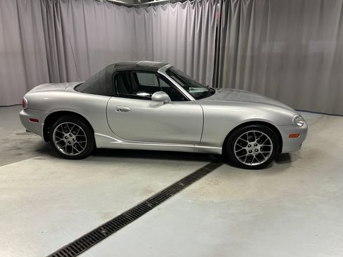 Used 2004 MAZDA MX-5 Miata w/ Cloth Azure Blue Pkg image 8