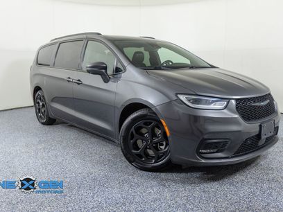 Used 2021 Chrysler Pacifica Limited w/ Uconnect Theater Family Group