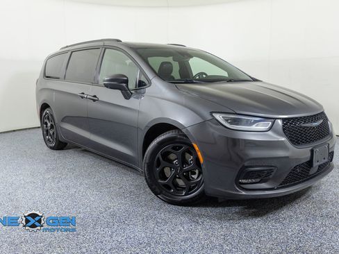 Used 2021 Chrysler Pacifica Limited w/ Uconnect Theater Family Group FWD image 1