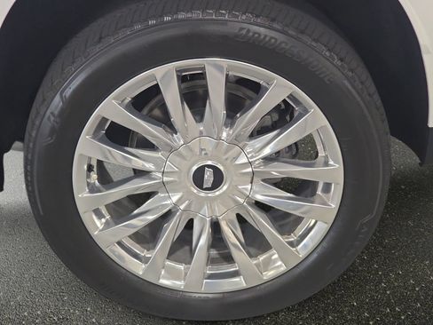 Used 2023 Cadillac Escalade Premium Luxury RWD image 32