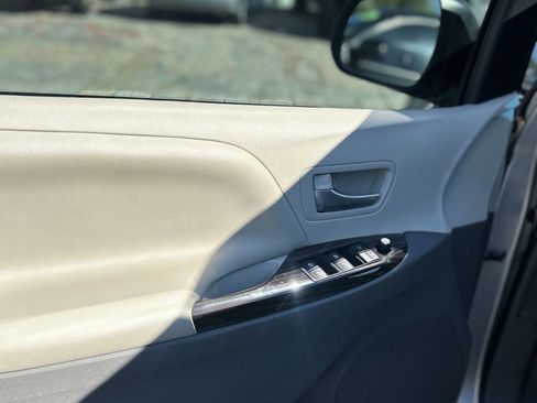 Used 2015 Toyota Sienna image 8