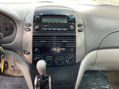Used 2010 Toyota Sienna LE image 19