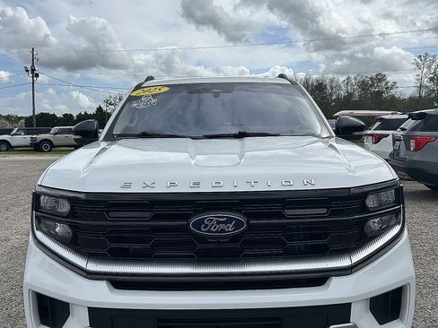 Used 2025 Ford Expedition Platinum image 2