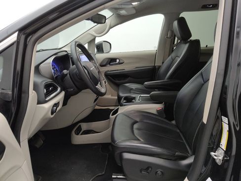 Used 2023 Chrysler Pacifica Touring-L image 17