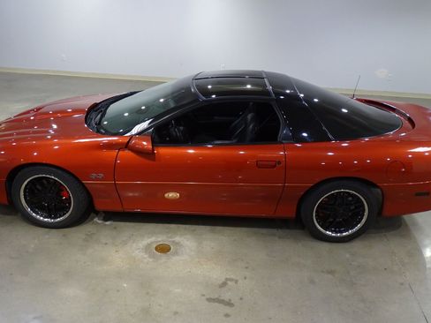 Used 2001 Chevrolet Camaro Z28 w/ SS Performance/Appearance Pkg RWD image 5