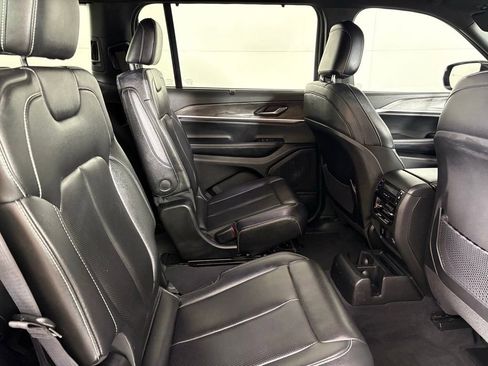 Used 2024 Jeep Grand Cherokee L Limited w/ Luxury Tech Group II AWD/4WD image 17