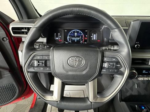 Used 2025 Toyota 4Runner SR5 AWD/4WD image 18