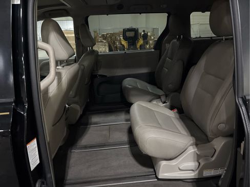 Certified 2019 Toyota Sienna XLE Premium w/ Carpet Mat Package AWD/4WD image 8