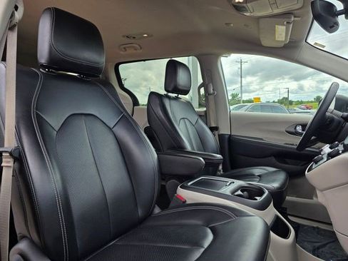 Certified 2023 Chrysler Pacifica Touring-L FWD image 20
