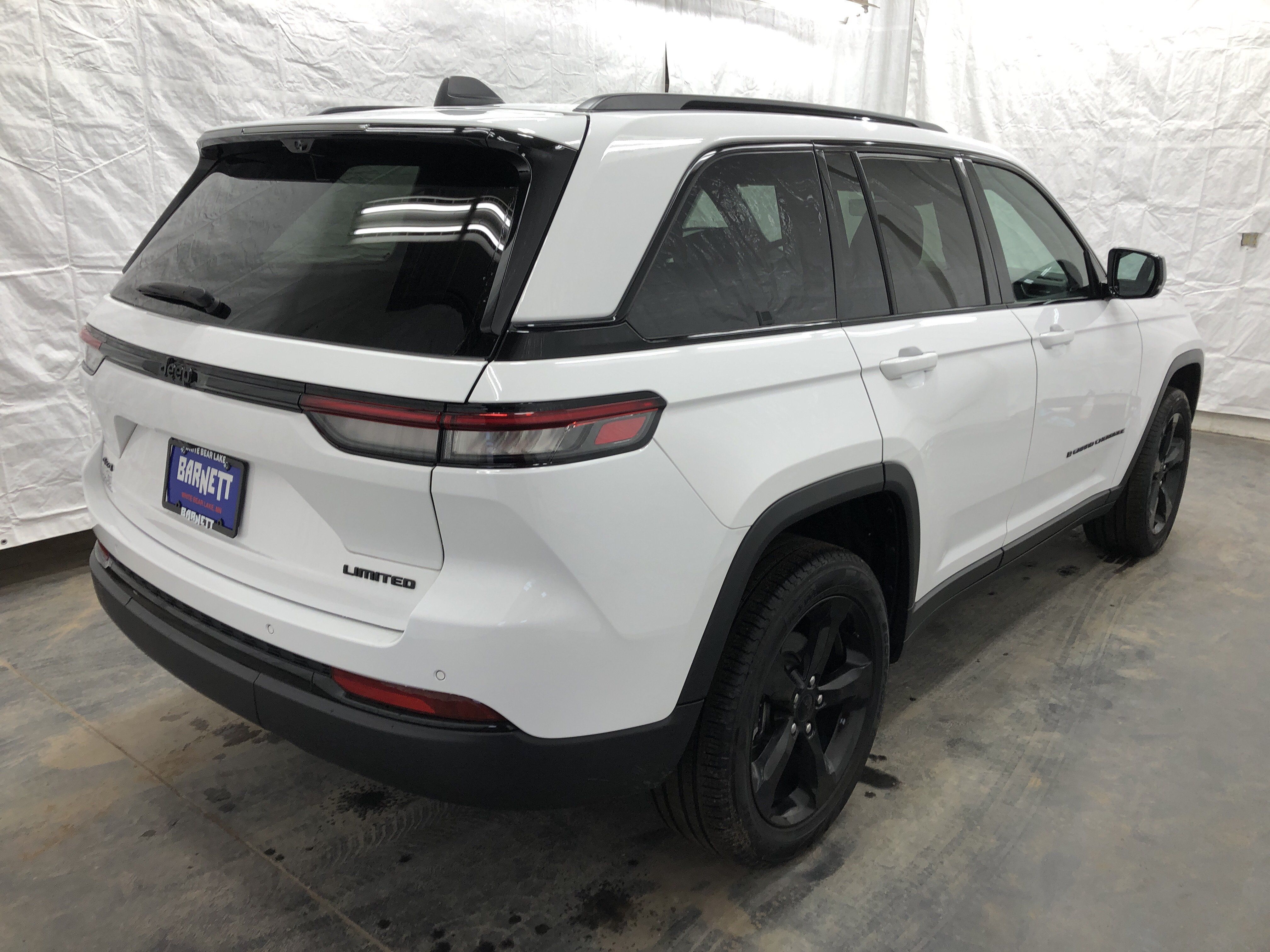 Certified 2024 Jeep Grand Cherokee Limited w/ Luxury Tech Group II AWD/4WD image 5