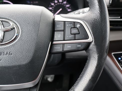 Used 2024 Toyota Sienna XLE image 35