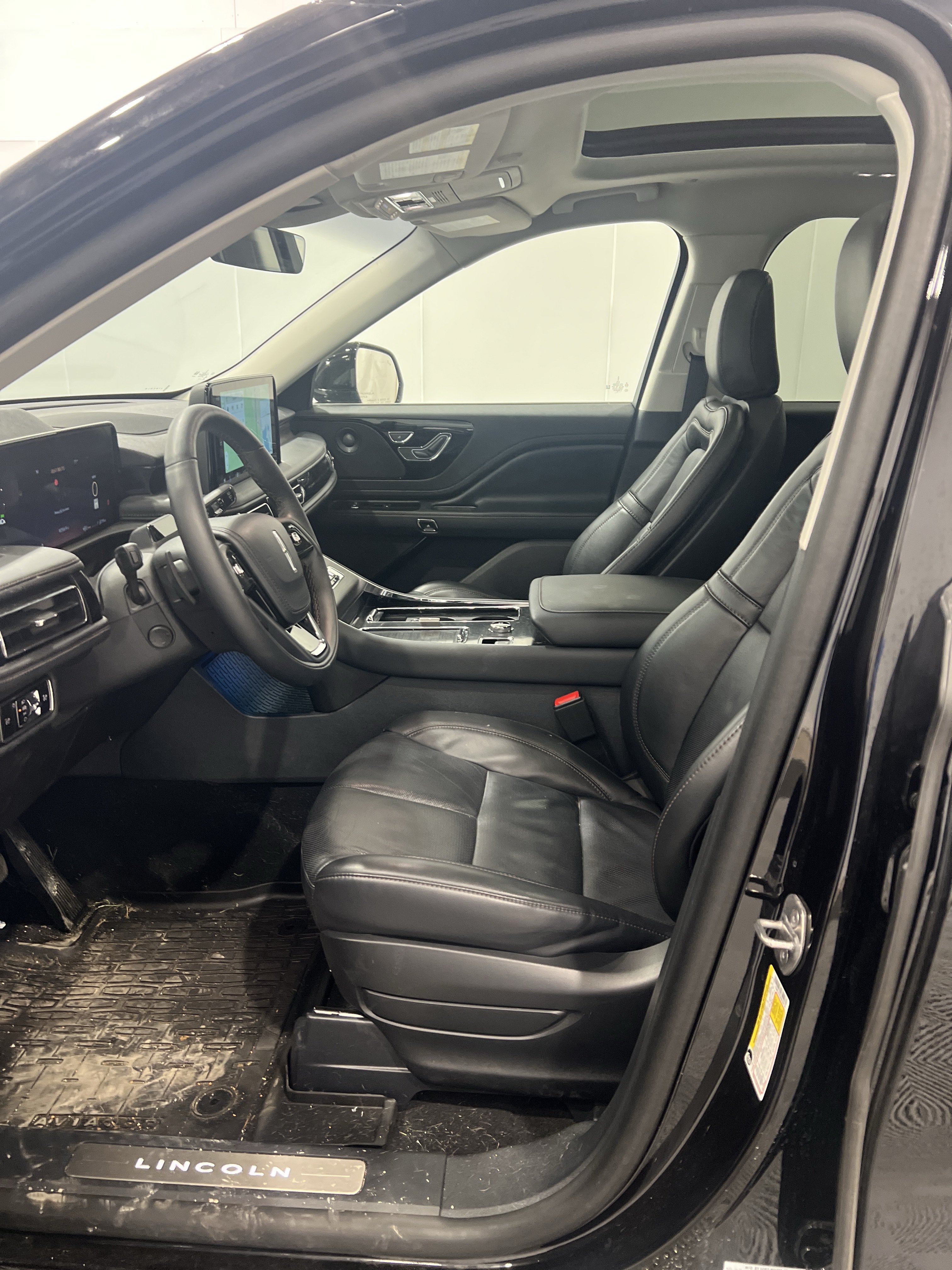 Used 2025 Lincoln Aviator Reserve AWD/4WD image 12