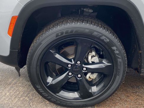 Certified 2024 Jeep Grand Cherokee Altitude image 25