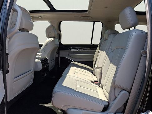 Used 2022 Jeep Wagoneer Series I w/ Premium Group I AWD/4WD image 8