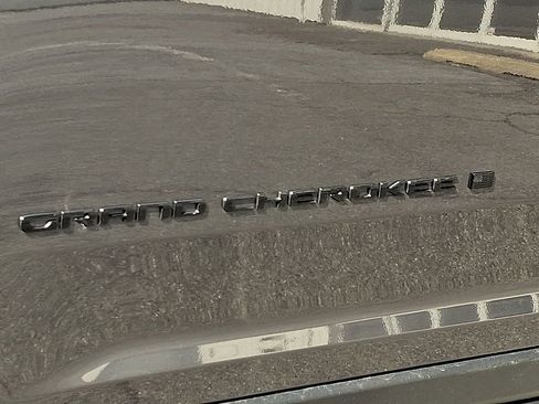 Used 2025 Jeep Grand Cherokee Altitude image 32