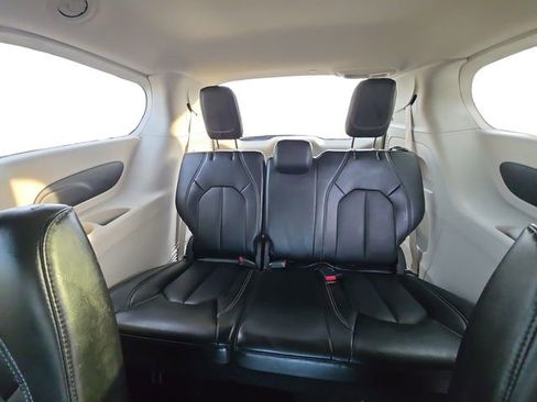 Used 2024 Chrysler Pacifica Touring-L image 13
