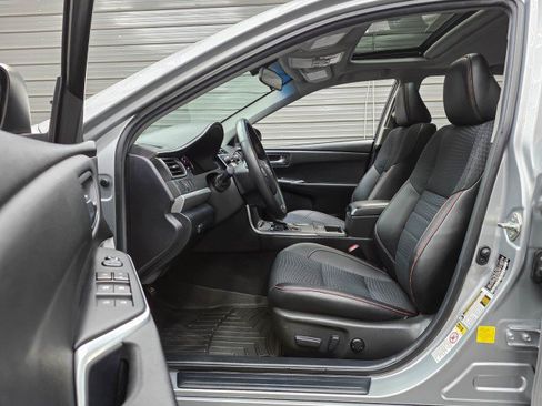 Used 2015 Toyota Camry SE w/ Moonroof Package FWD image 13