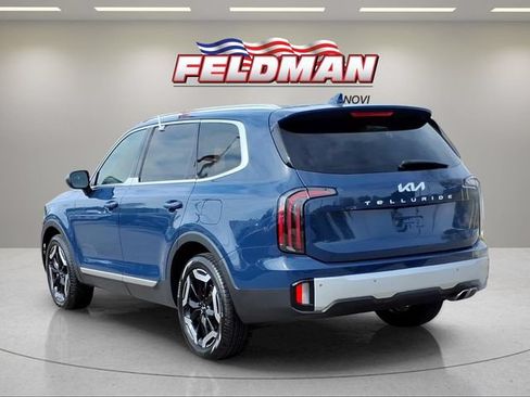 Used 2024 Kia Telluride EX w/ EX Captain's Chair Package FWD image 3