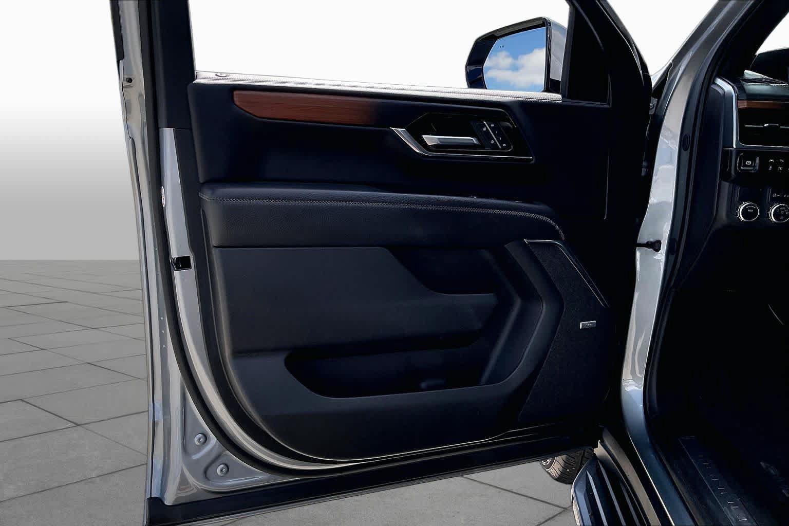 Used 2025 GMC Yukon Denali RWD image 21