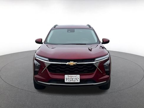 Used 2025 Chevrolet Trax LT w/ LT Convenience Package image 4