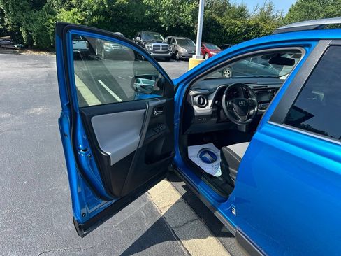 Used 2018 Toyota RAV4 XLE AWD/4WD image 18
